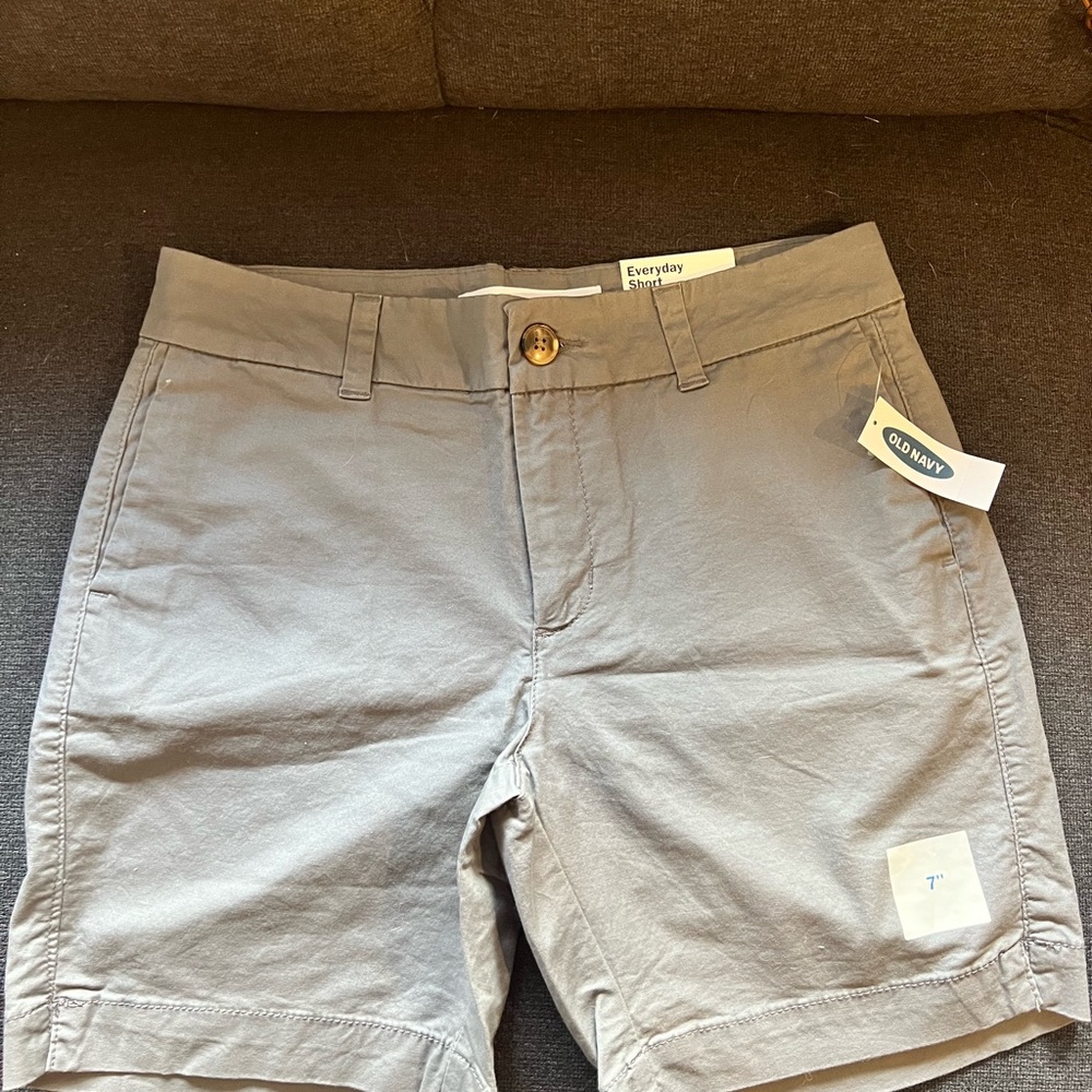 Sz 0 Ladies teen grey Old Navy Everyday 7 inch shorts.